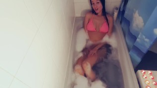 Hun leger med hendes fisse i badet til hun får orgasme