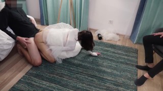 Mand deler hans kone med en anden efter brylluppet