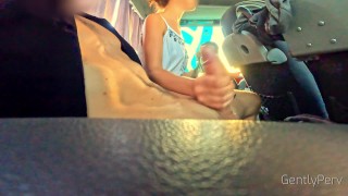 Fyren får en tilfældig kvinde til at spille hans pik